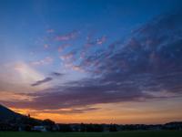 Leuchtender Horizont und dunkle Wolkenwand